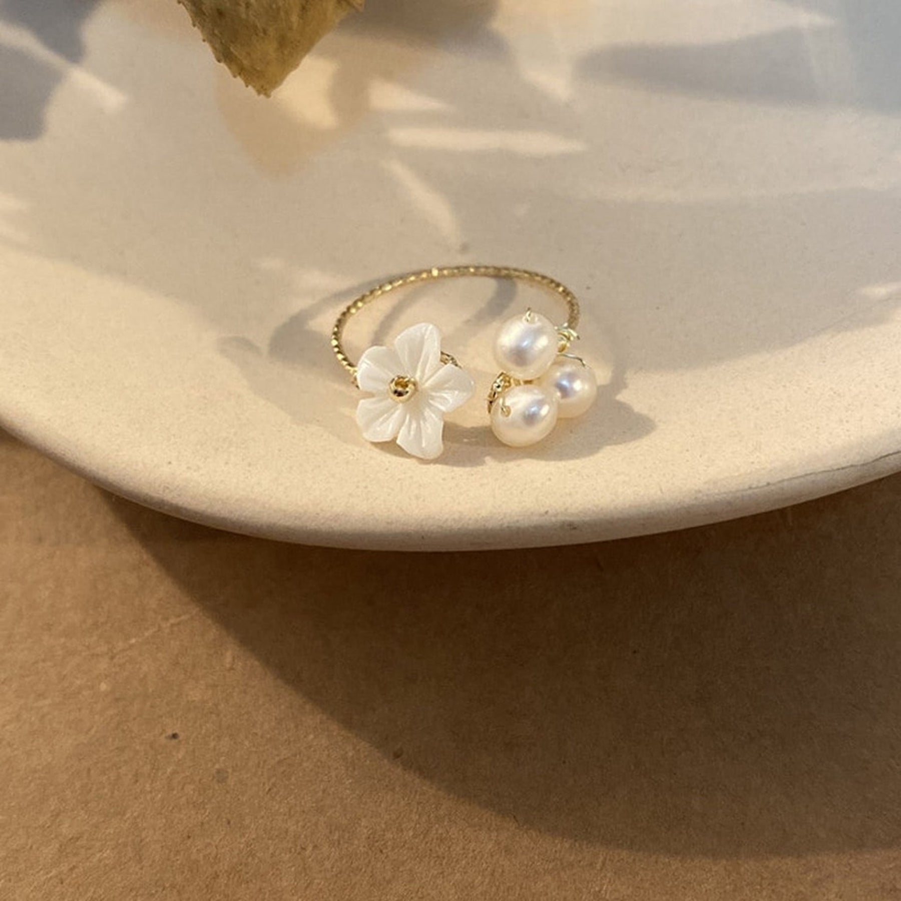 Anel Dourado Flor e Pérolas