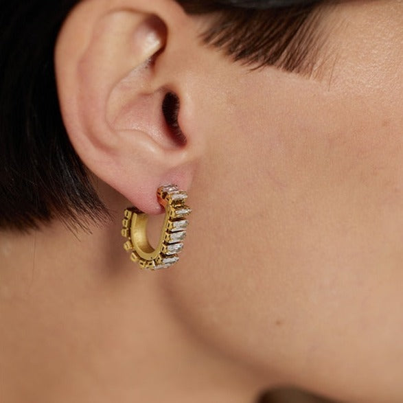 Brinco Dourado com Pedra Zircônia