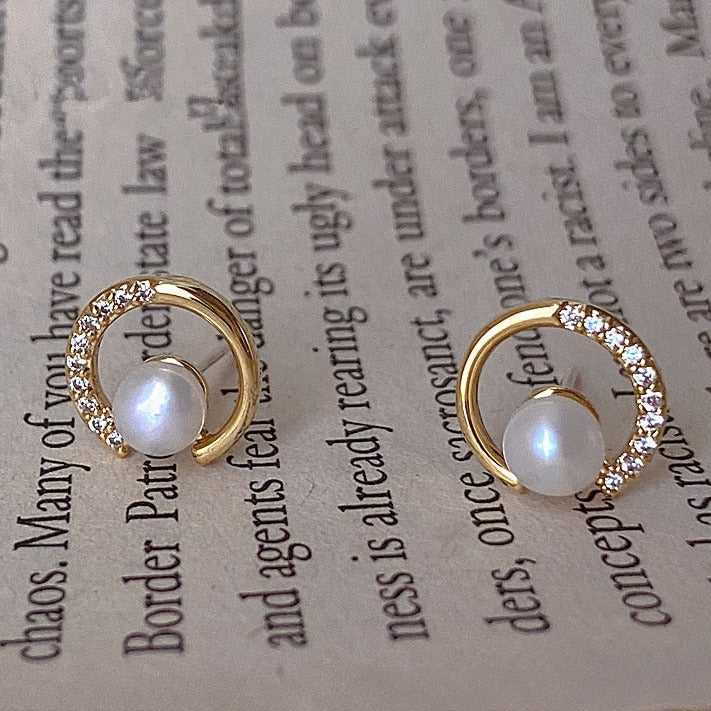 Brinco Dourado Redondo com Pérola