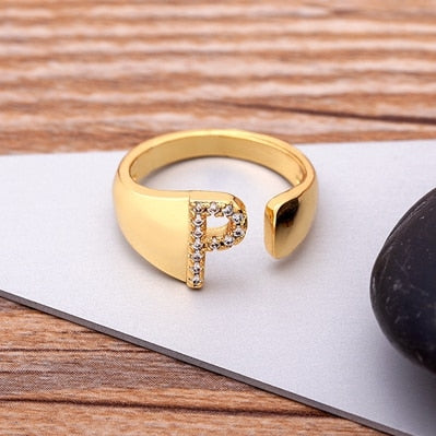 Anel Dourado com Letra em Zircônias