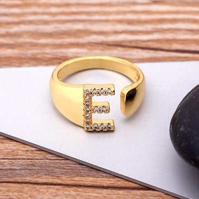 Anel Dourado com Letra em Zircônias