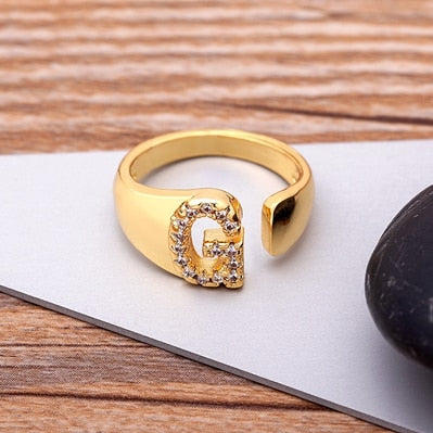 Anel Dourado com Letra em Zircônias