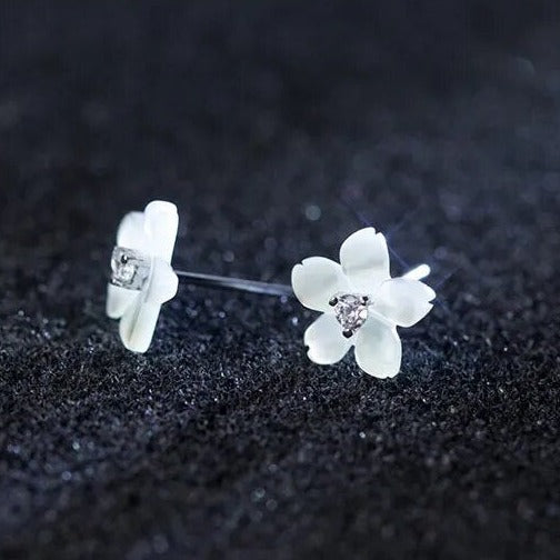 Brinco de Prata Flor Pétala Branca