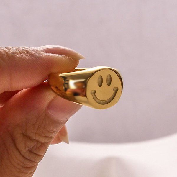 Anel Dourado Rosto Sorridente