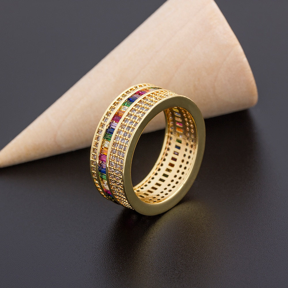 Anel Dourado Largo com Zircônias