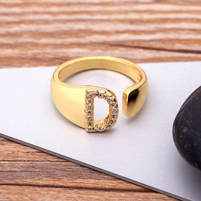 Anel Dourado com Letra em Zircônias