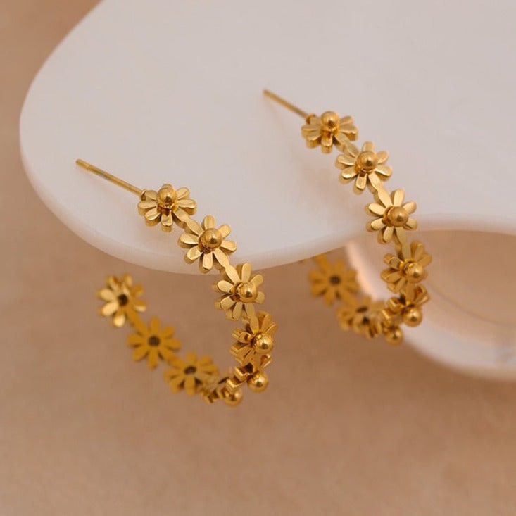 Brinco Dourado Meia Argola Margaridas