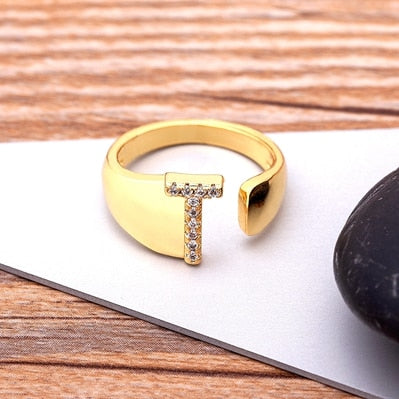 Anel Dourado com Letra em Zircônias