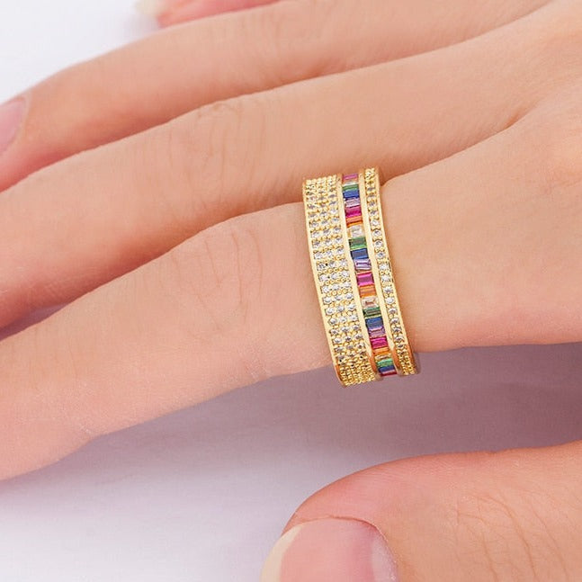 Anel Dourado Largo com Zircônias