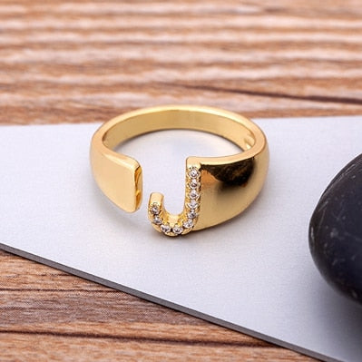 Anel Dourado com Letra em Zircônias
