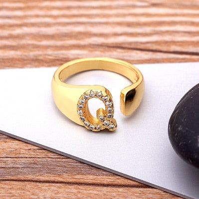 Anel Dourado com Letra em Zircônias