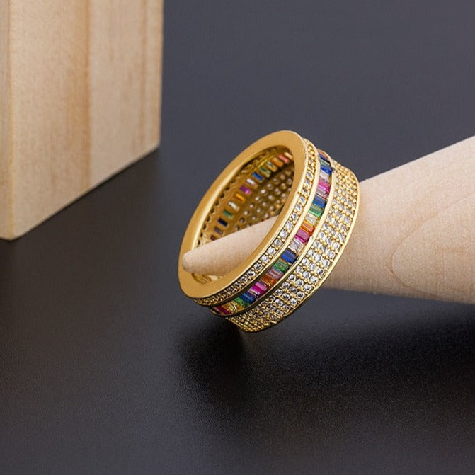 Anel Dourado Largo com Zircônias