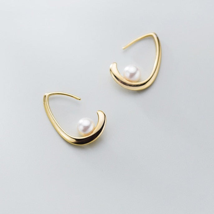 Brinco Dourado Drop com Pérola