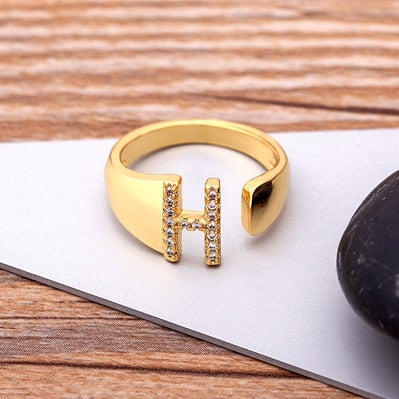Anel Dourado com Letra em Zircônias