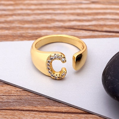 Anel Dourado com Letra em Zircônias