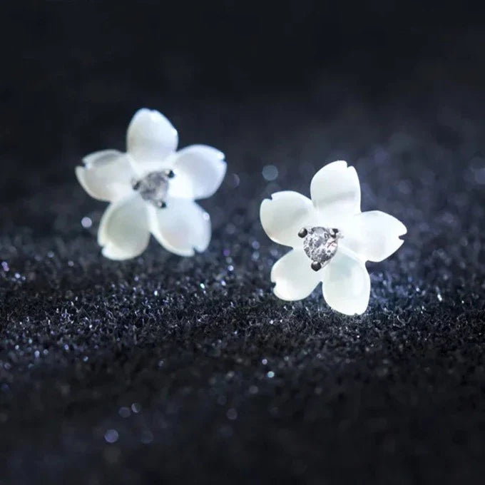 Brinco de Prata Flor Pétala Branca