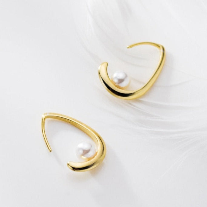Brinco Dourado Drop com Pérola