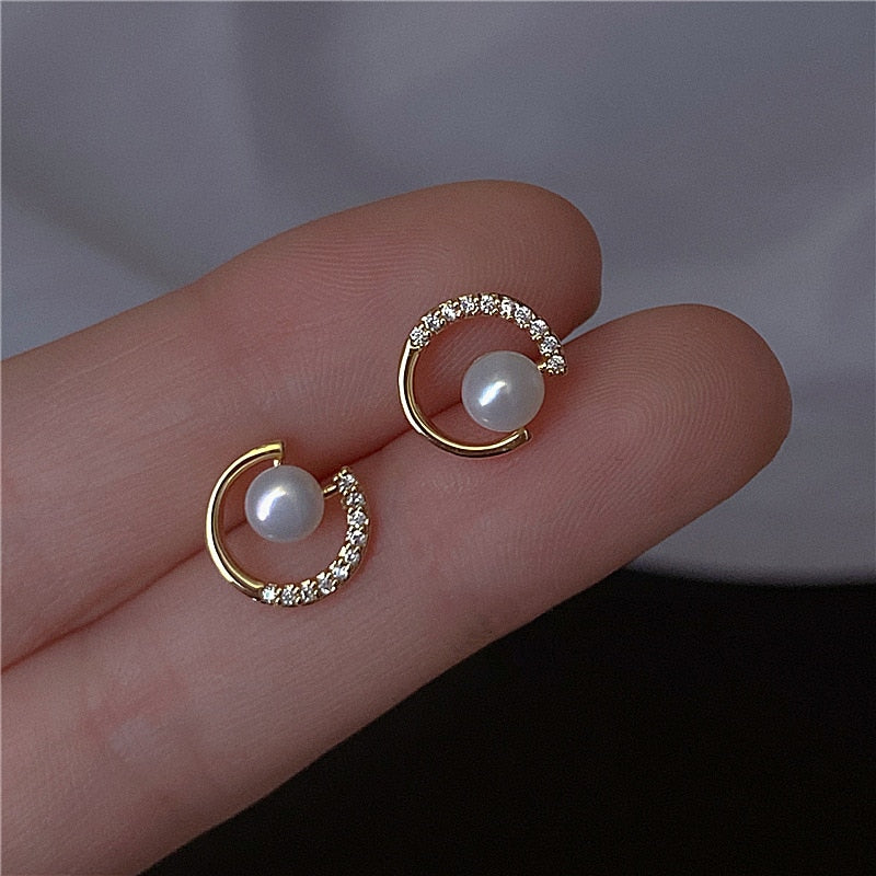 Brinco Dourado Redondo com Pérola