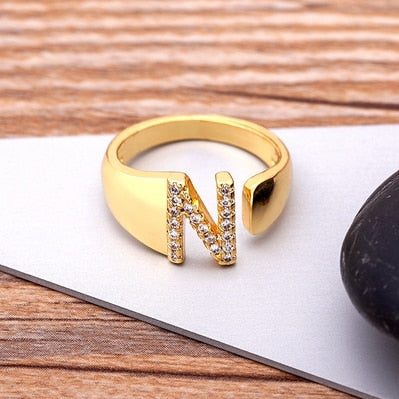 Anel Dourado com Letra em Zircônias