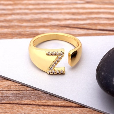 Anel Dourado com Letra em Zircônias