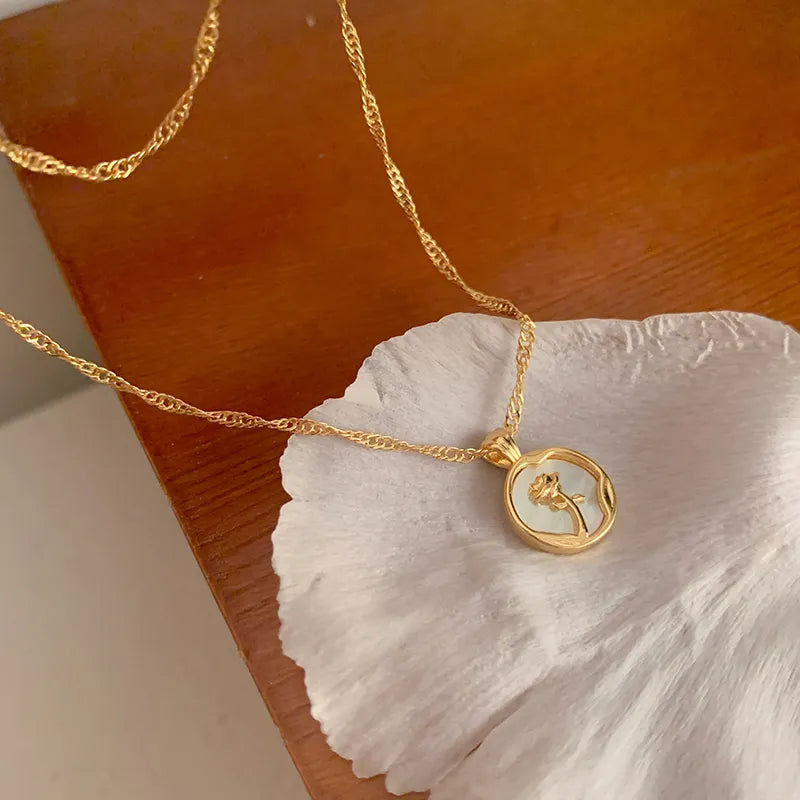 Colar Dourado com Medalha