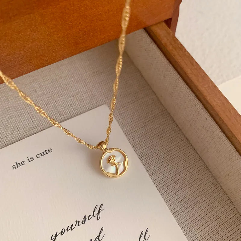 Colar Dourado com Medalha