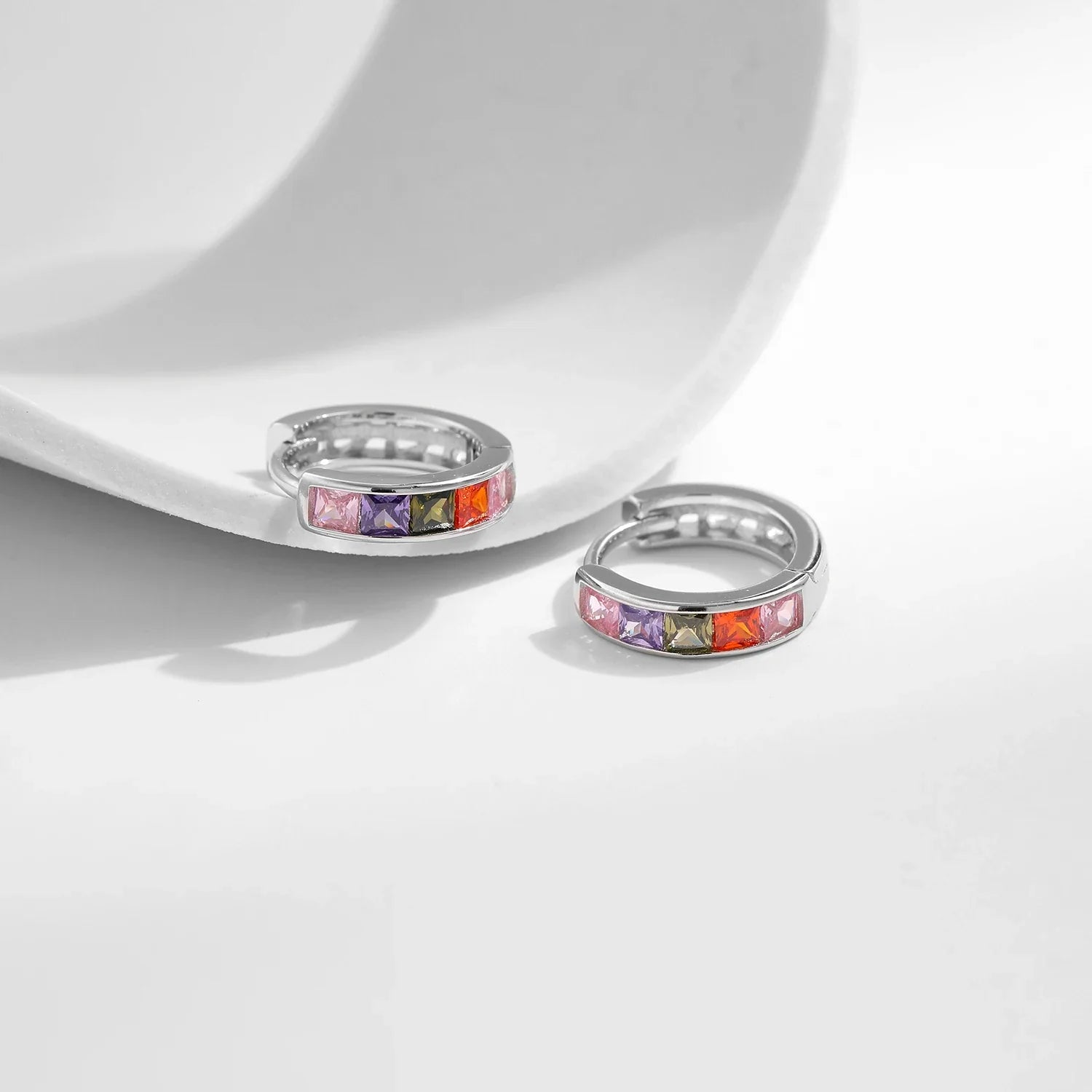 Brinco Argolinha com Zircônias Coloridas