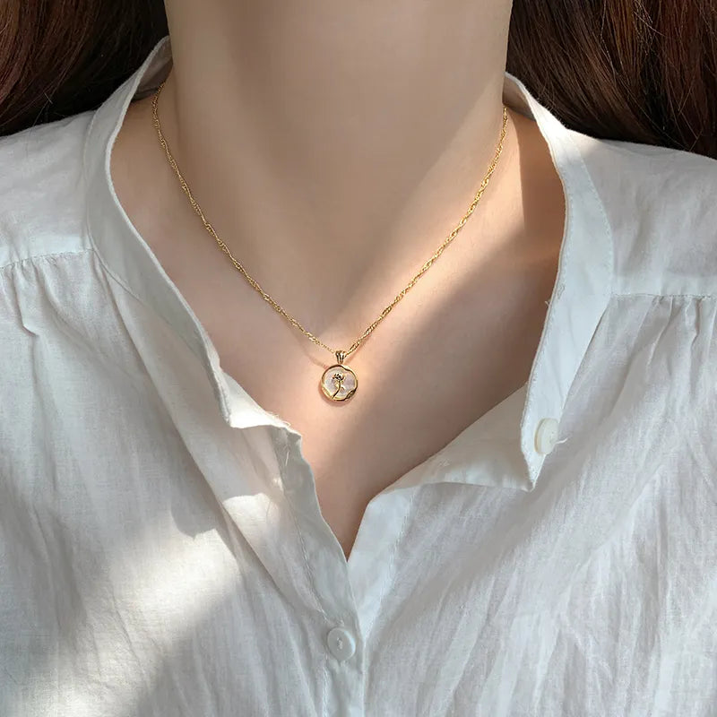 Colar Dourado com Medalha