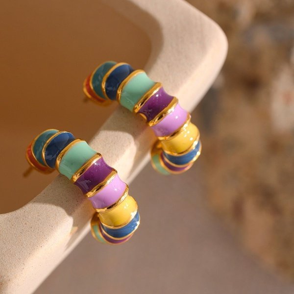 Brinco Dourado Meia Argola Colorida