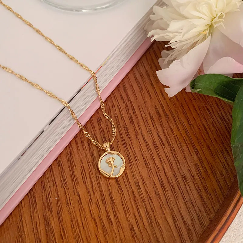 Colar Dourado com Medalha