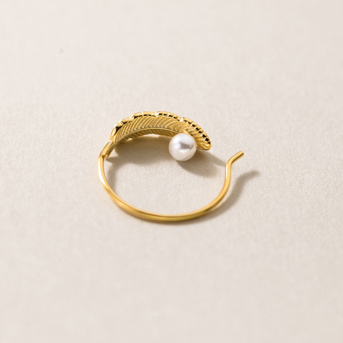 Brinco Argola Dourado Folha com Pérola