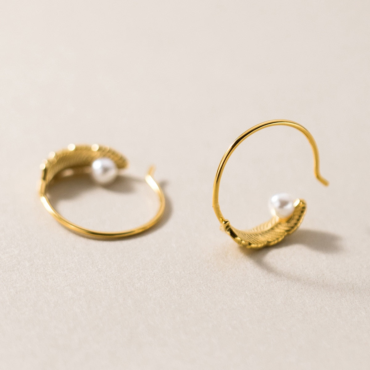 Brinco Argola Dourado Folha com Pérola