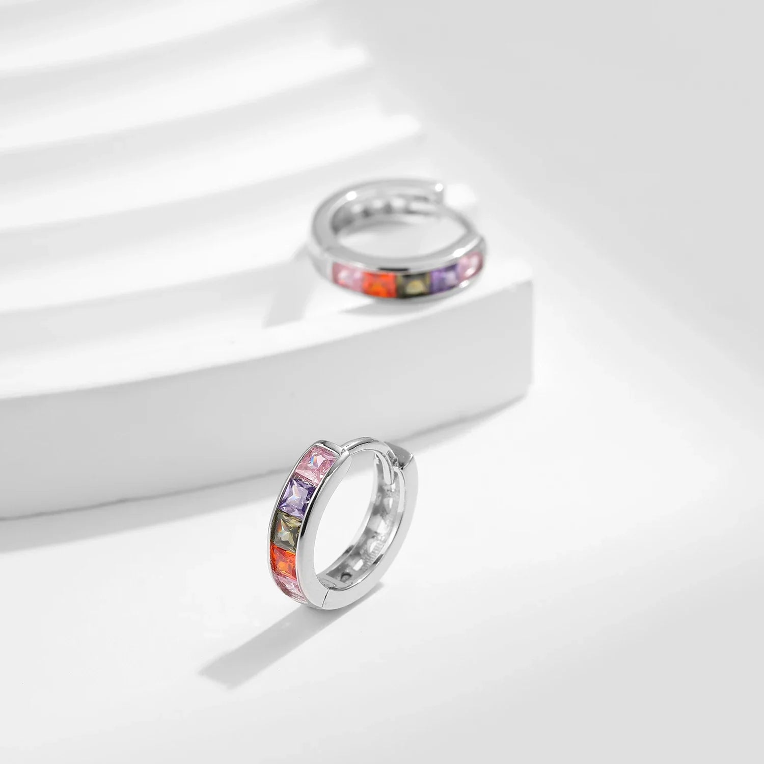 Brinco Argolinha com Zircônias Coloridas