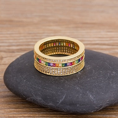 Anel Dourado Largo com Zircônias