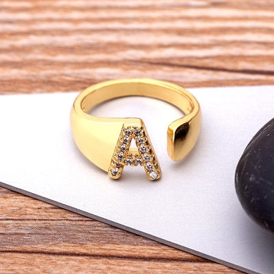 Anel Dourado com Letra em Zircônias