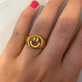 Anel Dourado Rosto Sorridente
