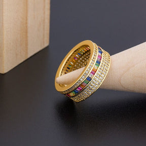 Anel Dourado Largo com Zircônias
