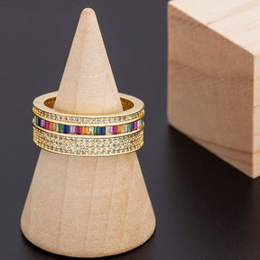 Anel Dourado Largo com Zircônias