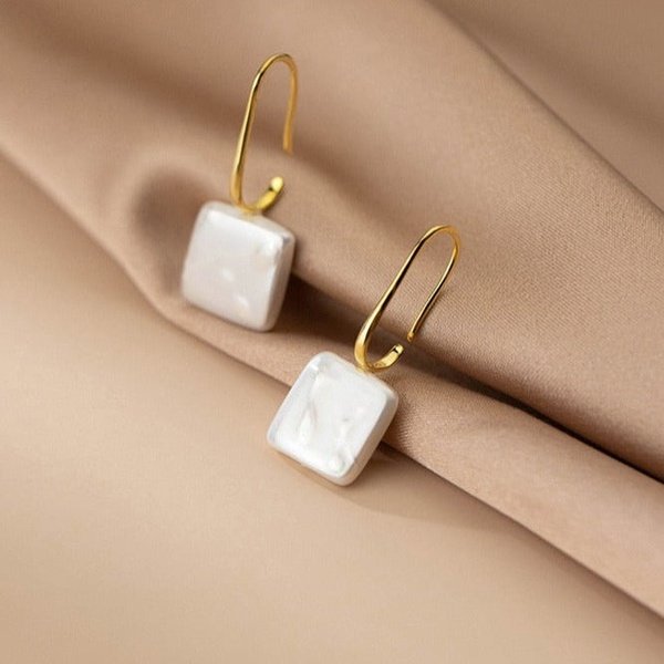 Brinco Dourado Quadrado Branco