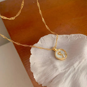 Colar Dourado com Medalha