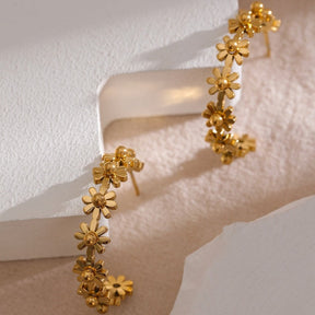 Brinco Dourado Meia Argola Margaridas
