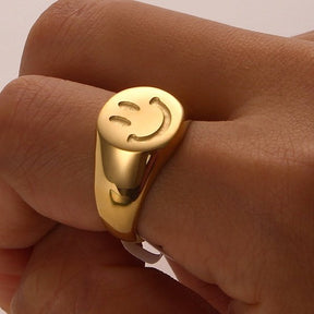 Anel Dourado Rosto Sorridente
