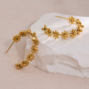 Brinco Dourado Meia Argola Margaridas