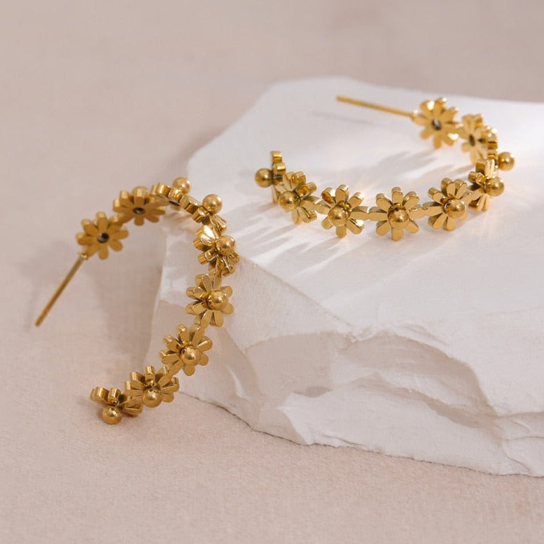 Brinco Dourado Meia Argola Margaridas