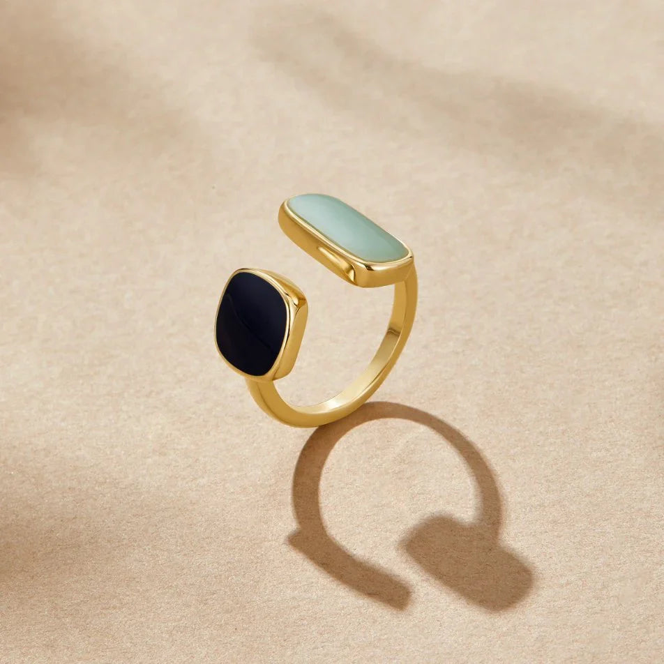 Anel Dourado Ajustável Pedra Negra e Azul