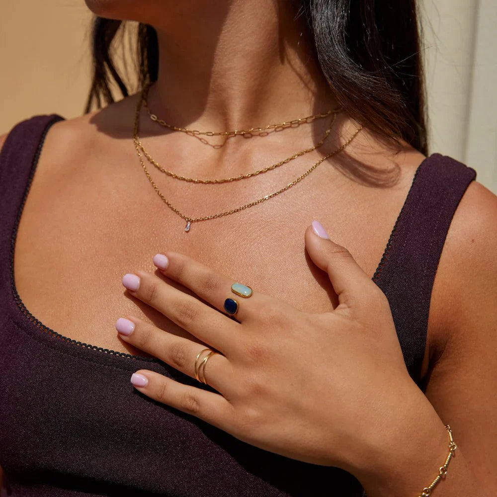 Anel Dourado Ajustável Pedra Negra e Azul